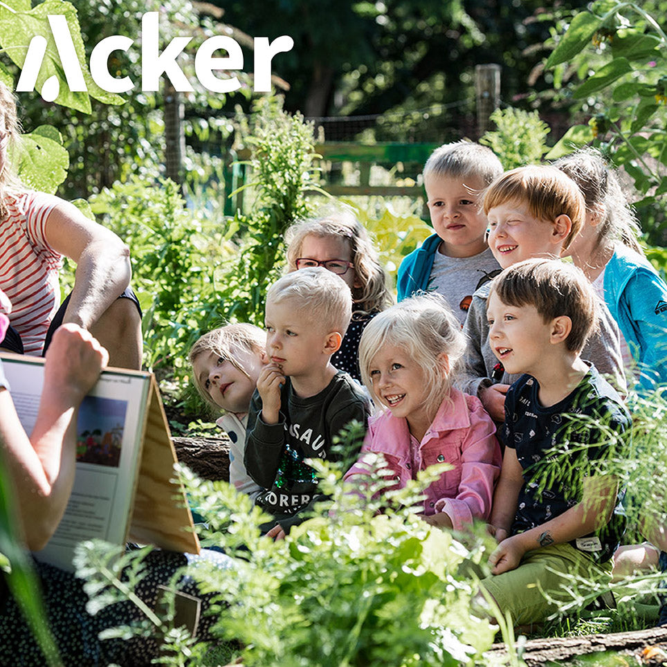 Kinder in einem Garten mit Lehrern Unterricht über Ernährungsbildung Acker