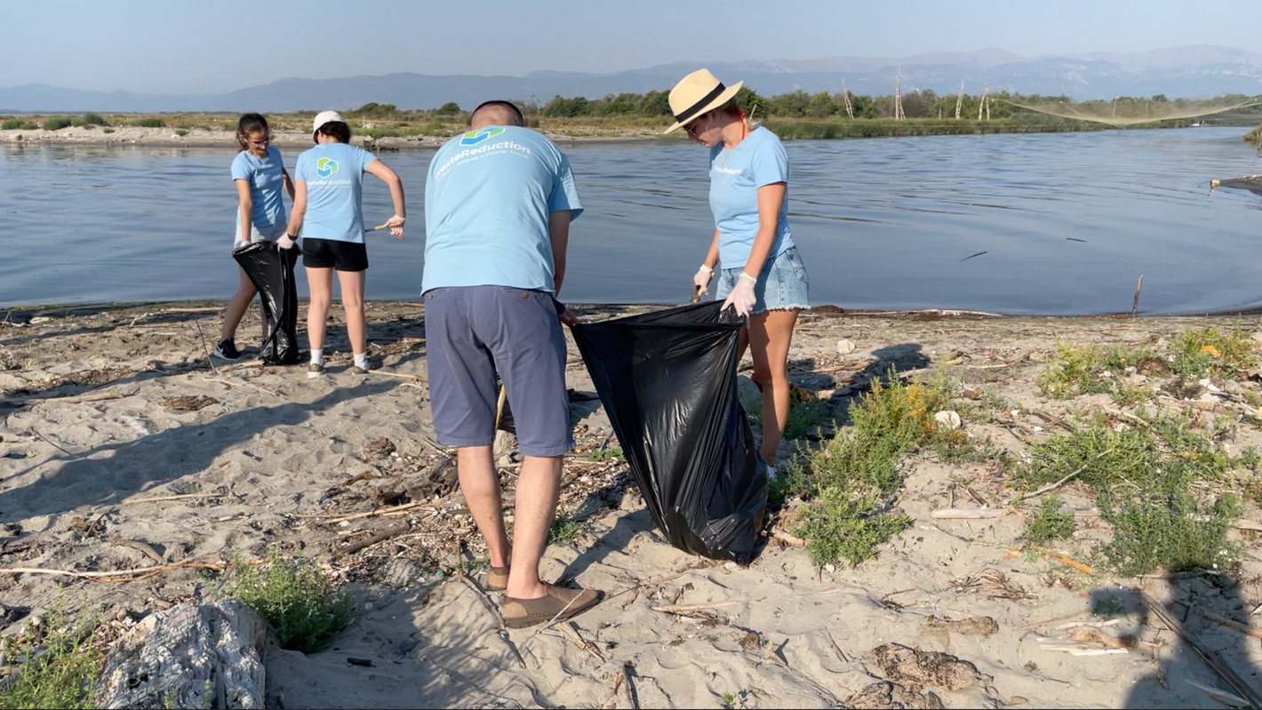 Personen beim Sammeln von Plastik am Strand WasteReduction 