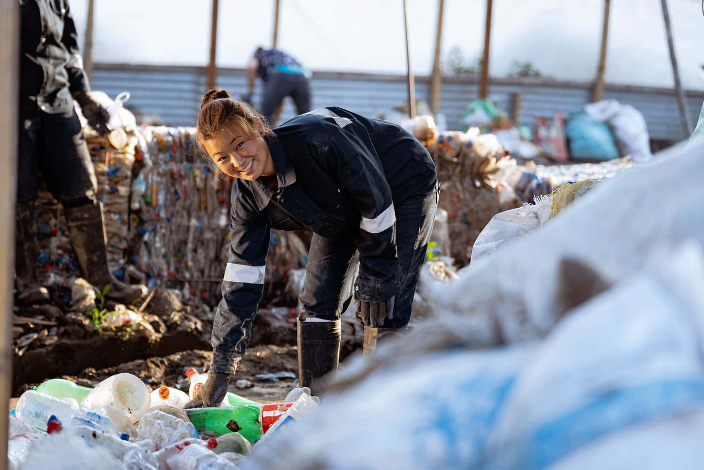 Person in einer Deponie mit Plastik in Nepal am arbeiten WasteReduction
